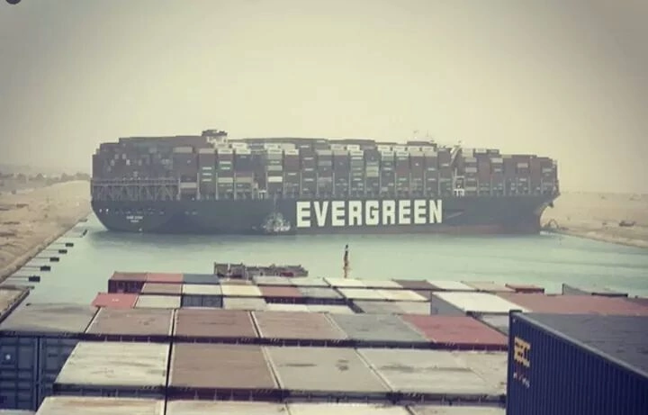 فيديو :أنباء عن قرب حل مشكلة السفينة الشاحطة و عودة الملاحة
